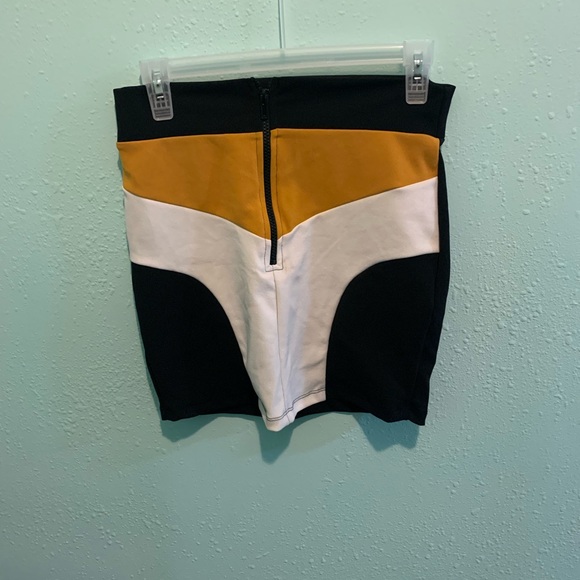 Fashion Nova long sleeve crop top and skirt to match. Size medium - Picture 2 of 4